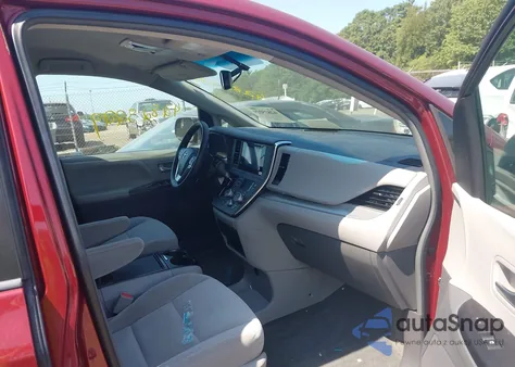 2015 Toyota Sienna Le 7 Passenger z USA, uszkodzony, nr VIN 5TDJK3DC1FS094321